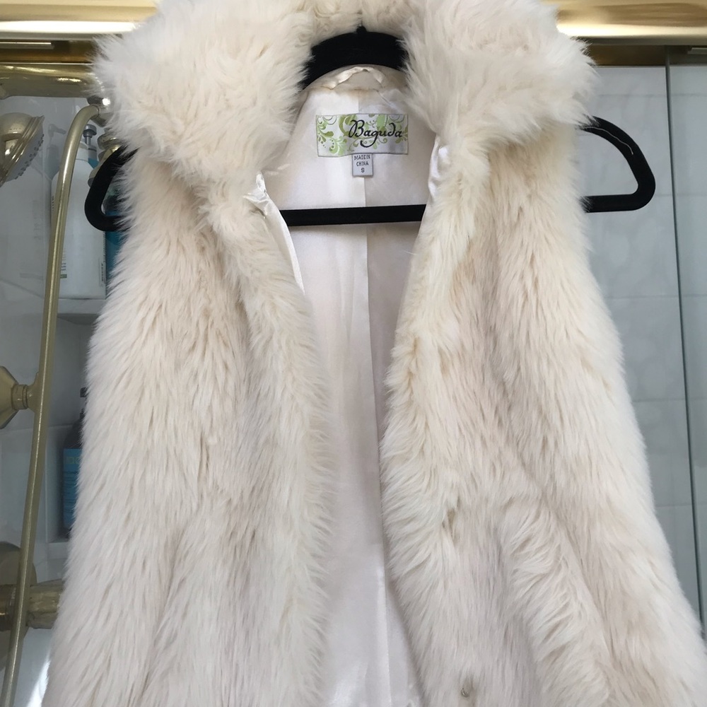 Baguda White Faux Fur Vest w/ Collar